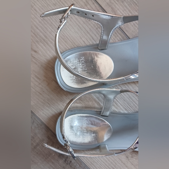 Stuart Weitzman Trifecta metallic Jelly sandals in silver, size 9 - Picture 4 of 5